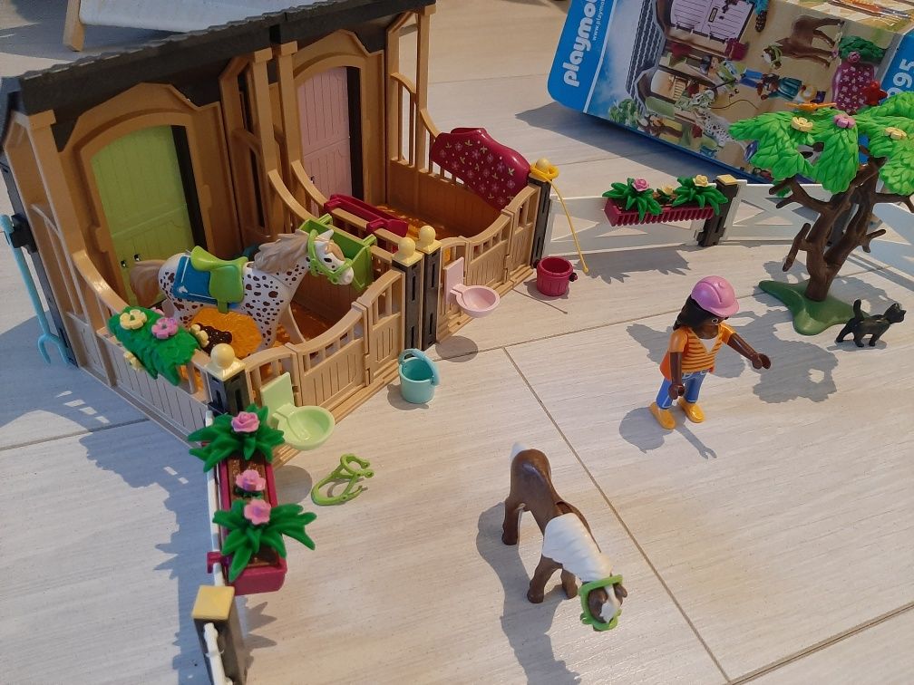 Stadnina koni playmobil 211 elementów