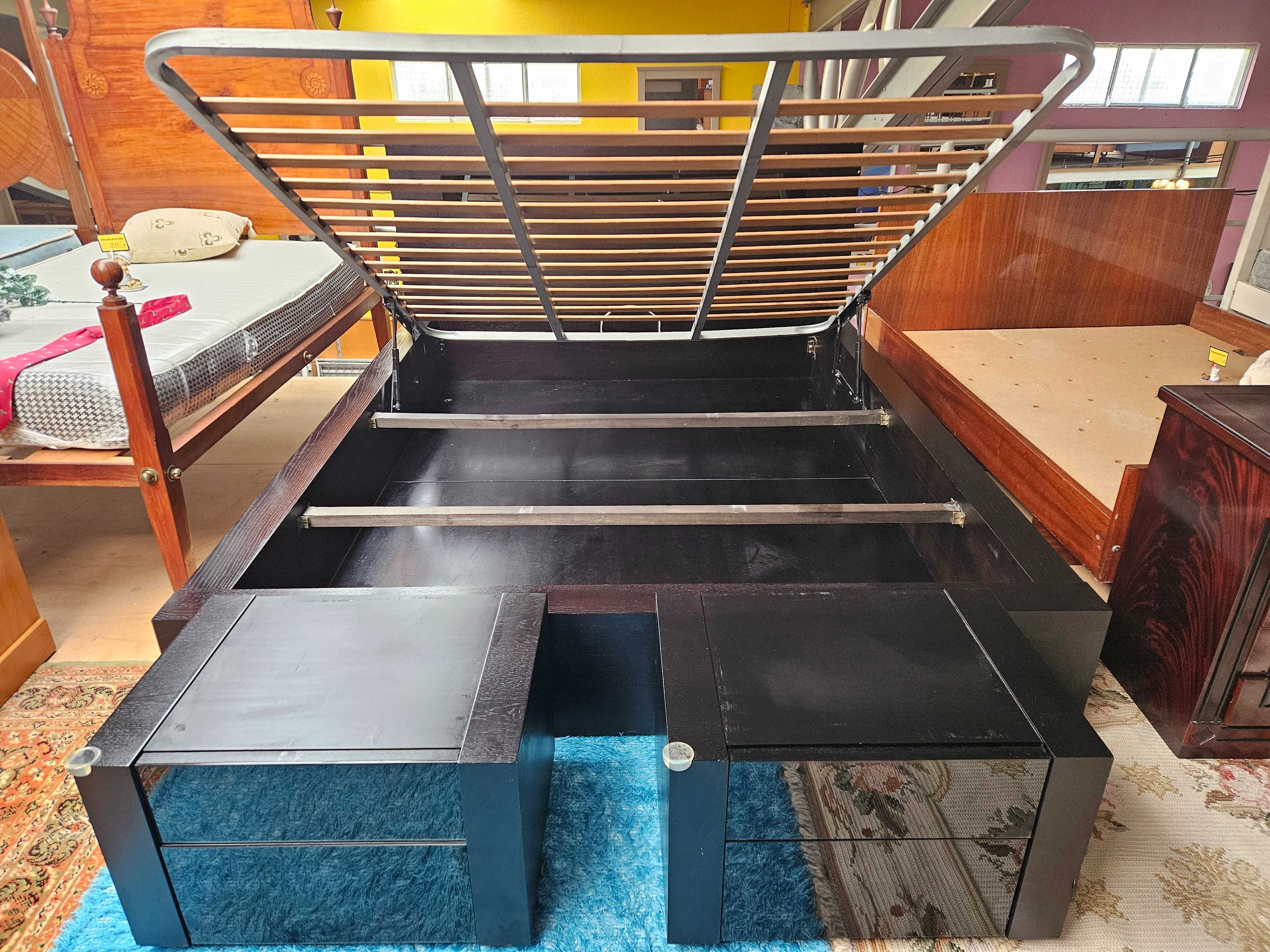 Excelente conjunto de cama com arrumação, duas mesas de cabece