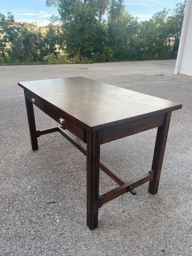 Mesa em nogueira, extensível, com 4 cadeiras e 2 bancos