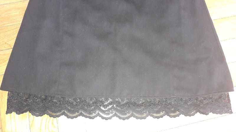 Wyszczuplająca czarna sukienka z koronka i kokarda M/L