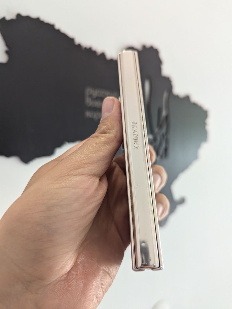 Samsung fold 4 золотого кольору