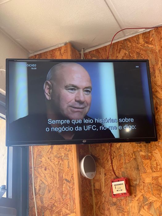 Televisao e suporte de parede