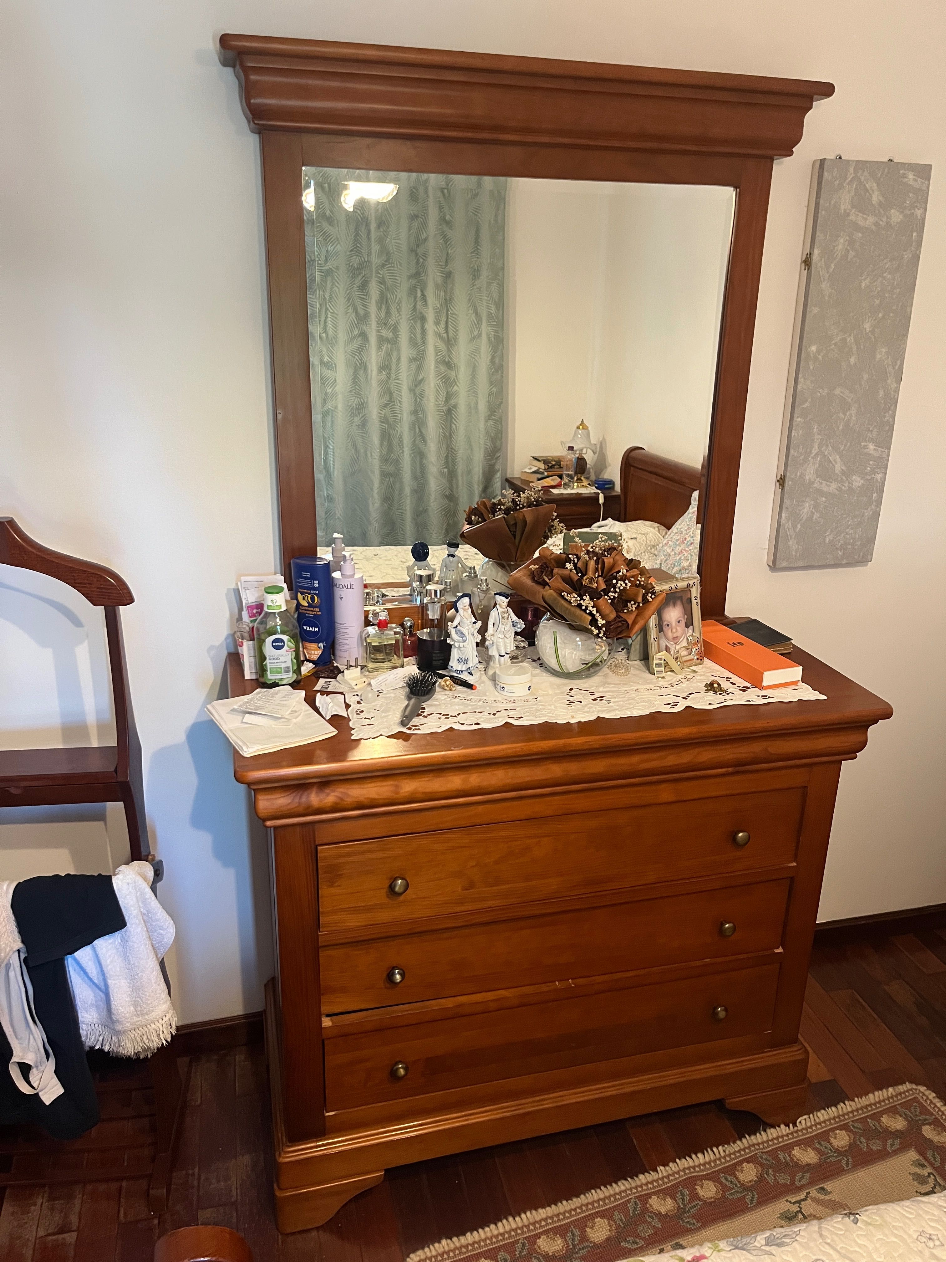 Conjunto de quarto em madeira de cerejeira