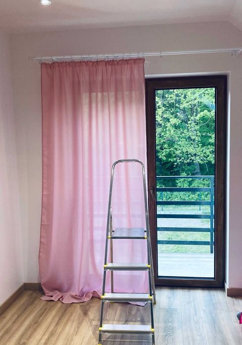 Dwie półzaciemniające gotowe zasłony pudrowy róż żabki 145 cm x 250