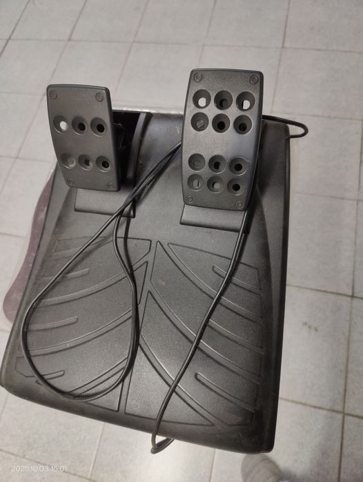Volante com pedais  Logitech Driving