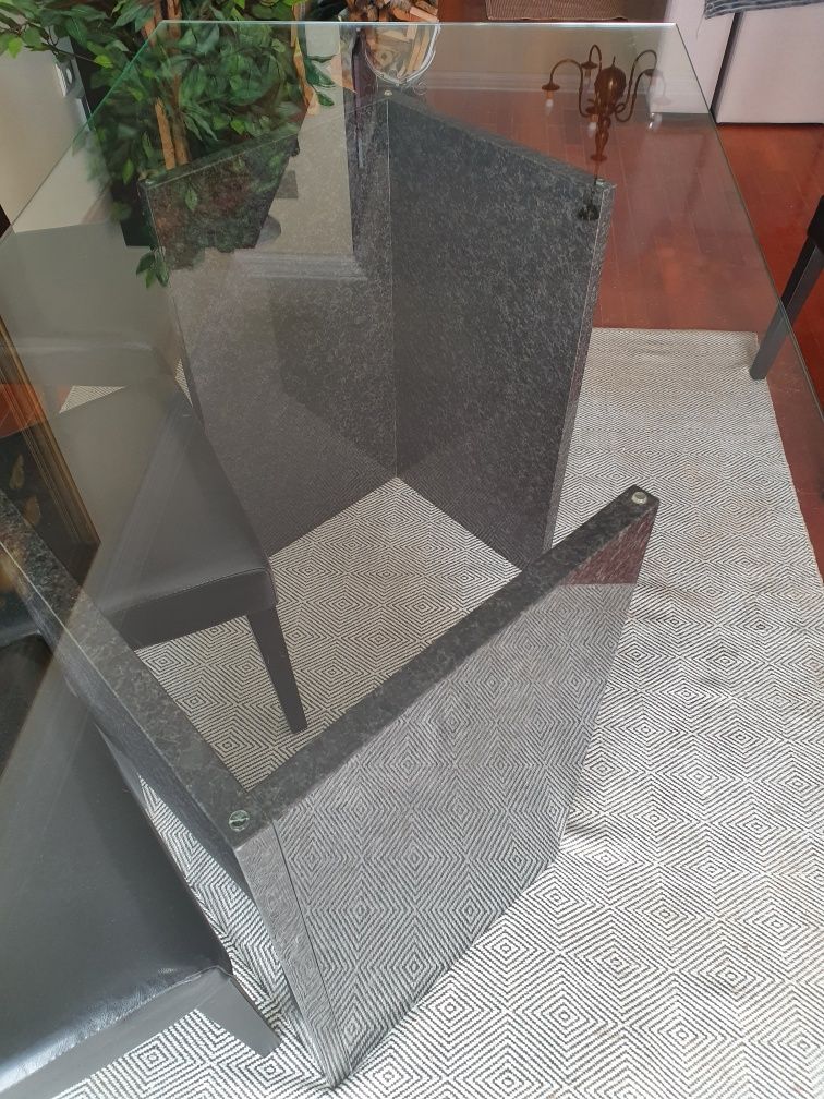 Mesa em vidro com granito