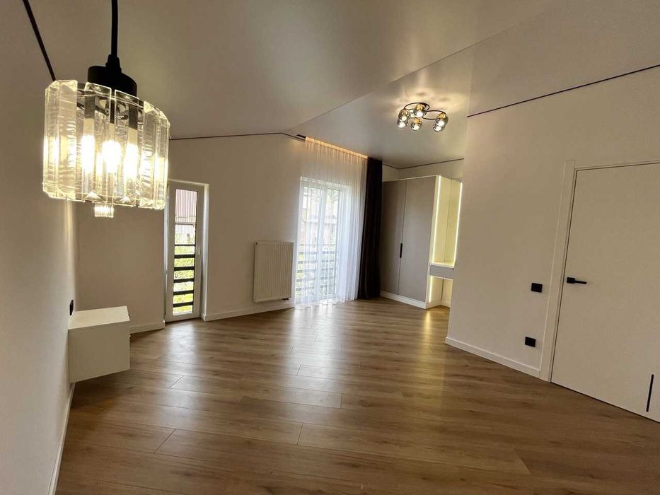 Продаж котеджу з новим сучасним ремонтом в Брюховичах.