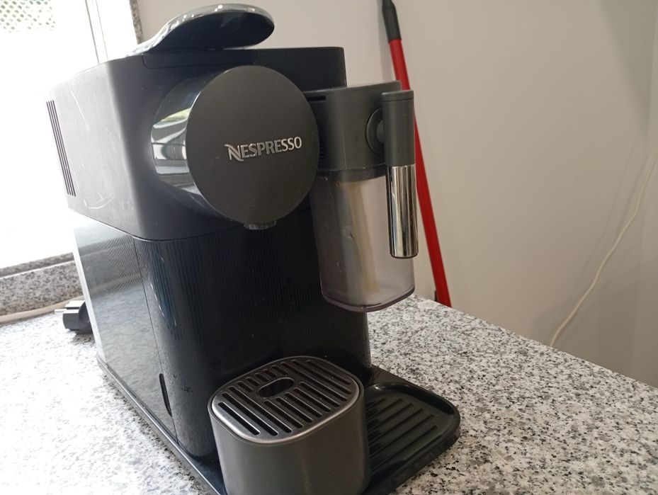 Máquina de café Nespresso. Como nova. Funciona tudo bem.