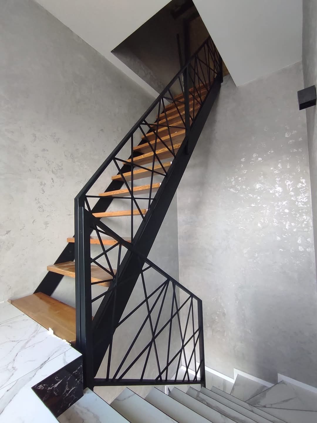 Schody wewnetrzne metalowe industrialne loft