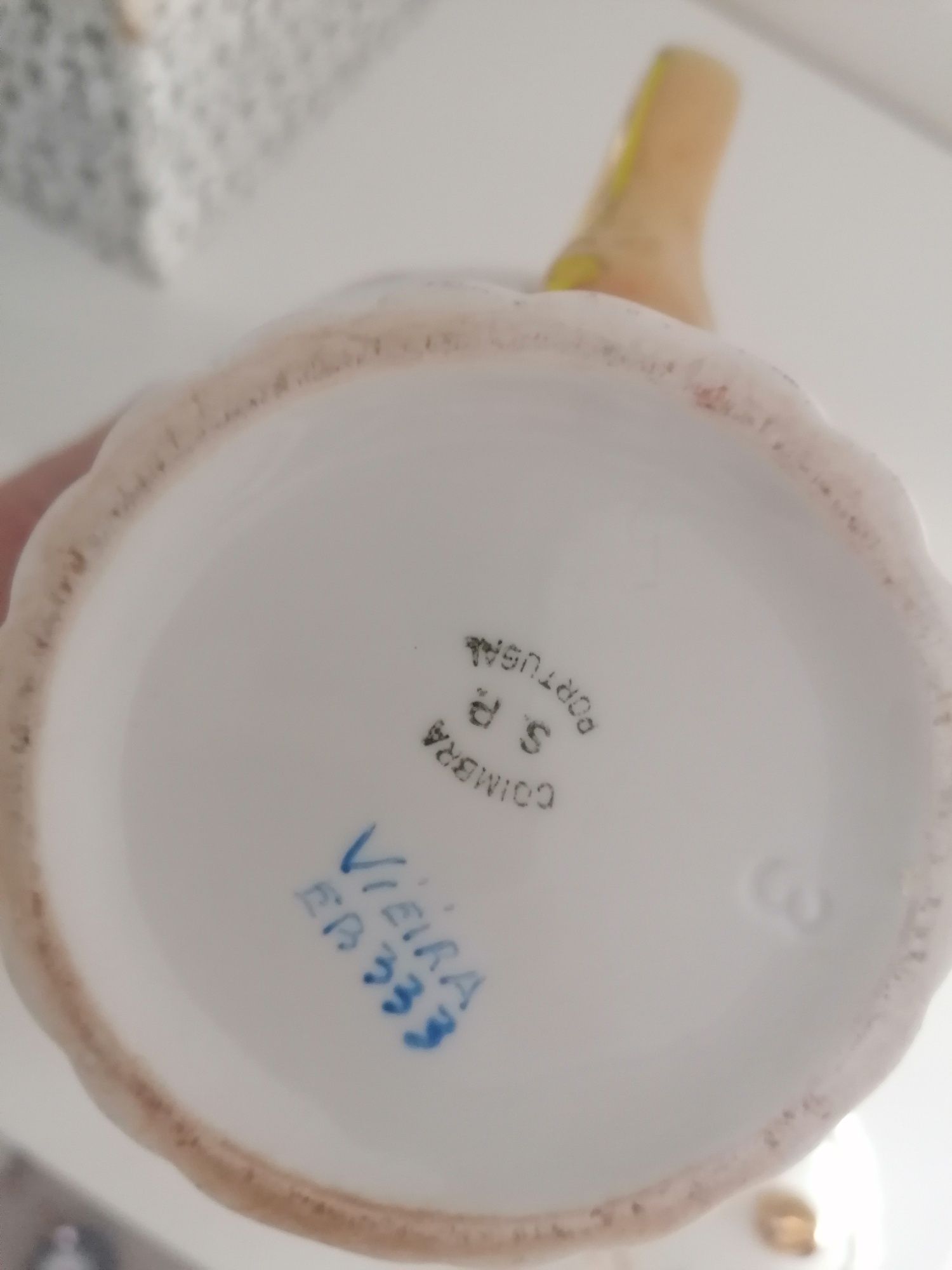 Bule e chávenas de café