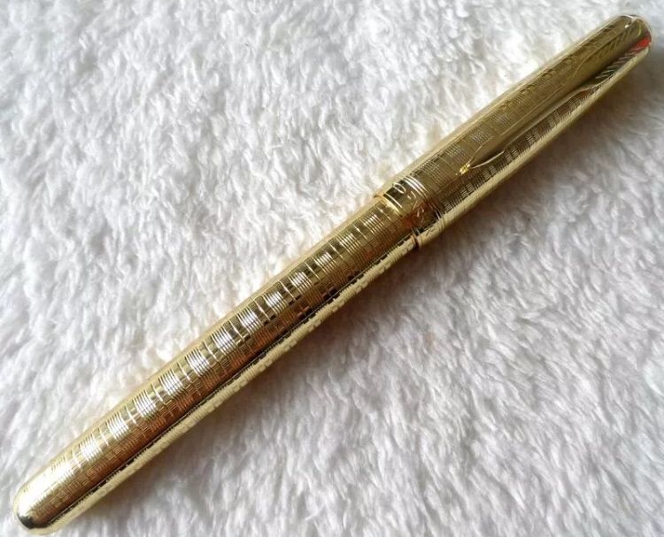 Caneta Tinta Permanente Parker com relevos dourado, Nova