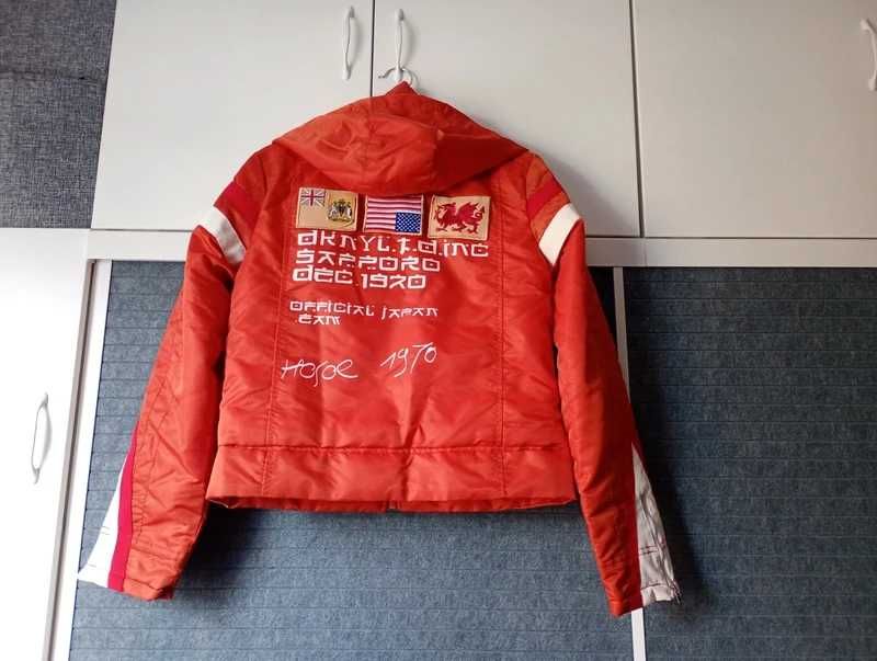 Kurtka motocyklowa z ozdobnymi naszywkami