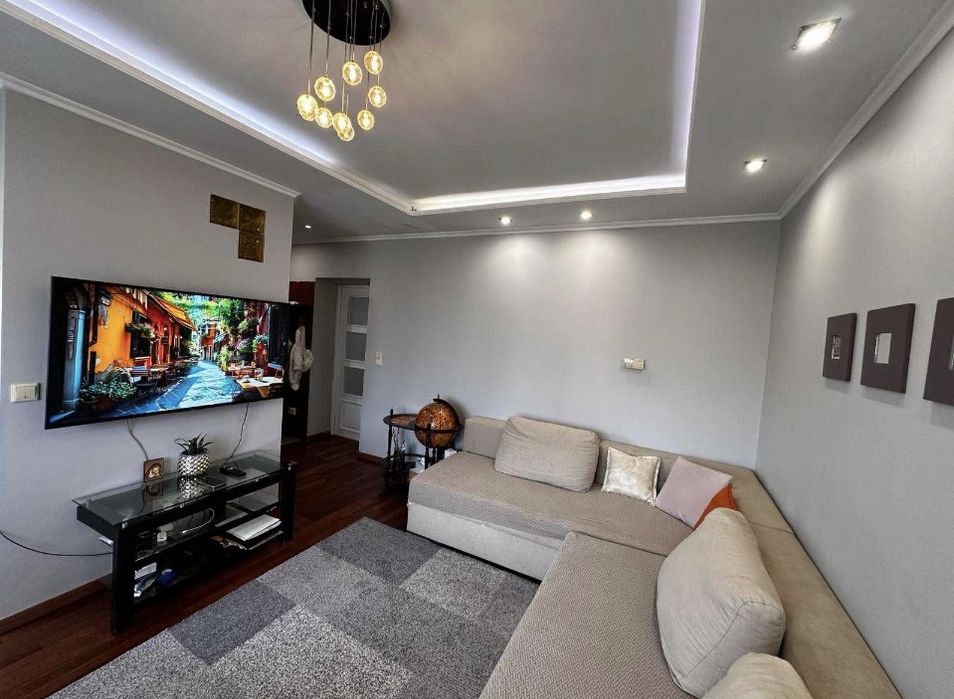 Продається трикімнатна квартира