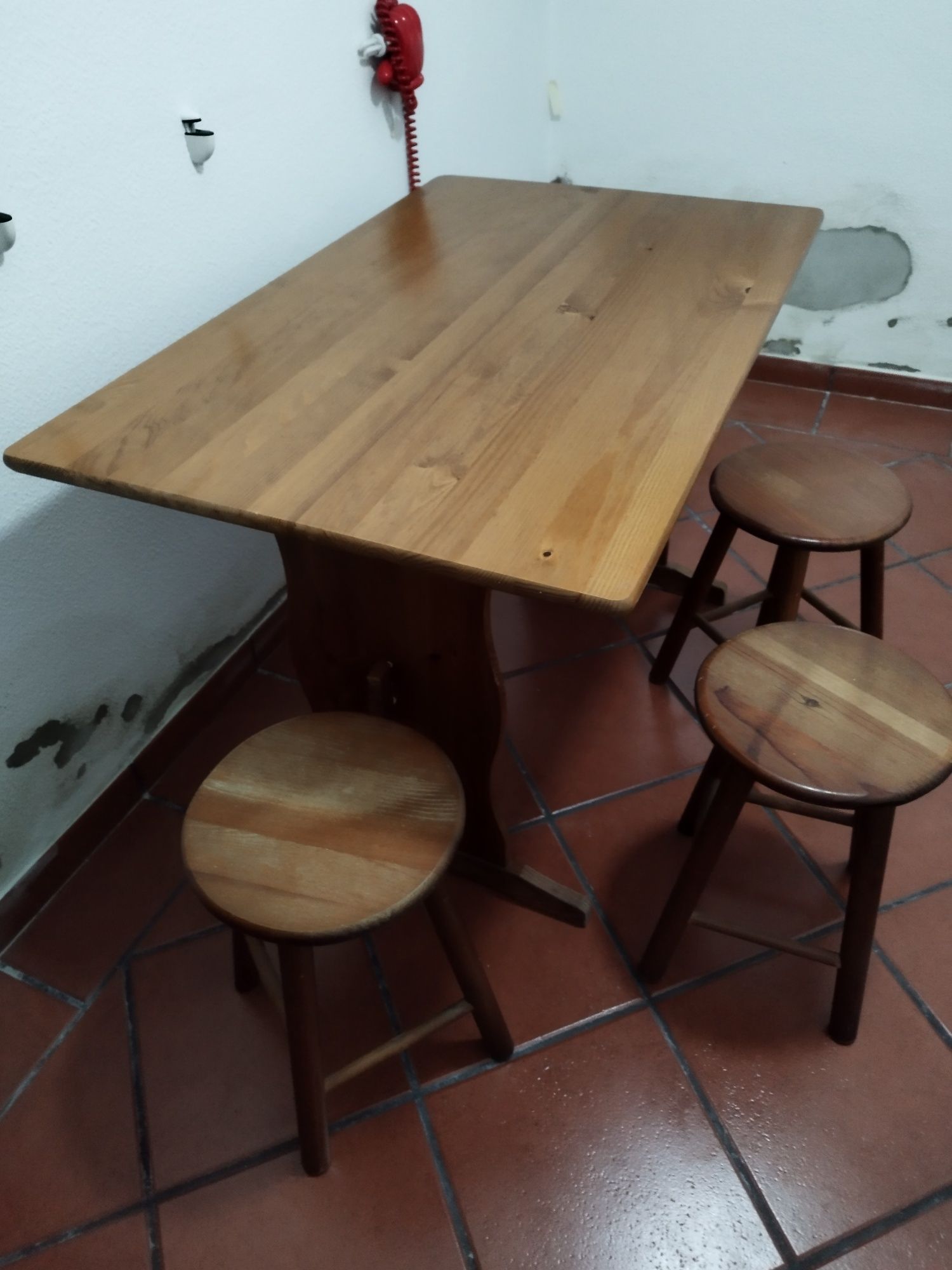 Mesa de cozinha e 3 bancos