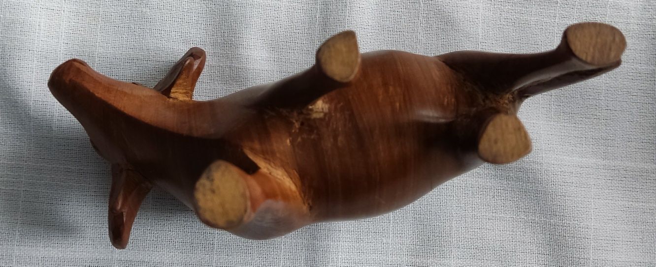 Figurka bawołu drewniana