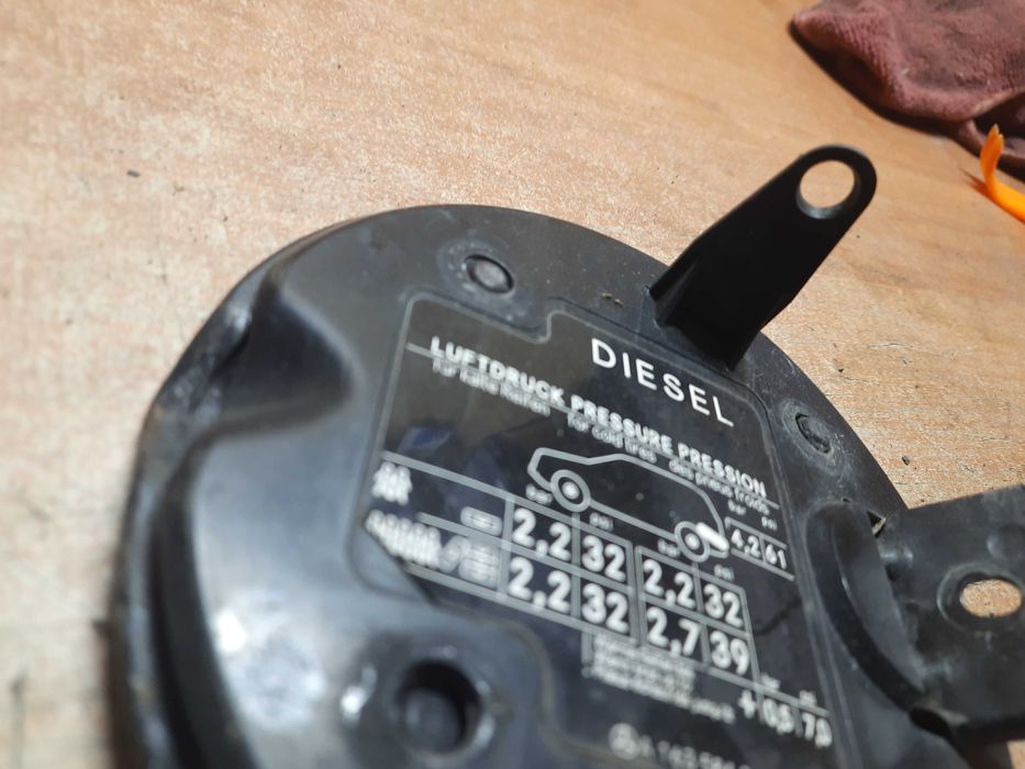 A1635842426 кришка лючок топливного паливного бака Мерседес МЛ w163