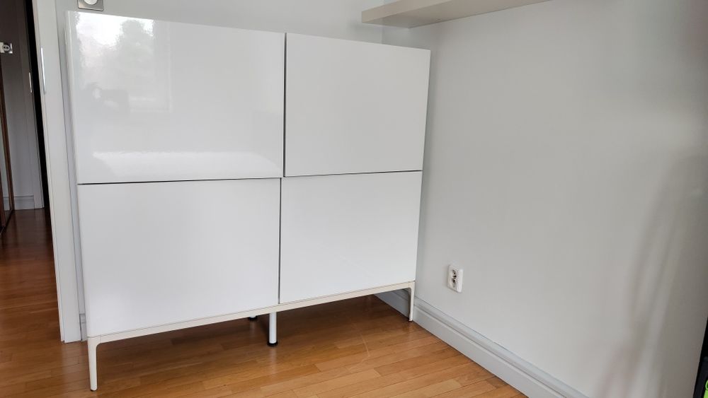 Biała szafka komoda