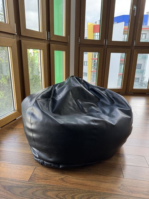 Puff preto estilo couro redondo