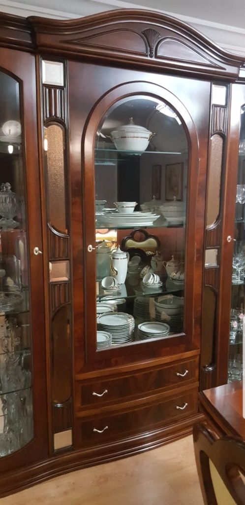 Móvel e mesa de sala com 6 cadeiras em pele