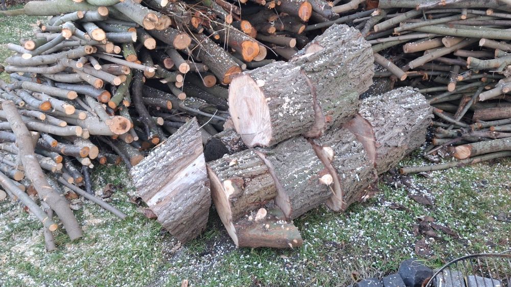 Drewno na opał czesciowo pociete na klocki