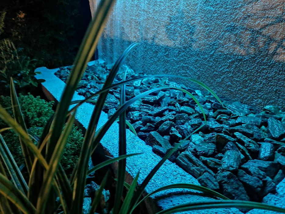 Duża fontanna z donicą do ogrodu, na taras do hotelu