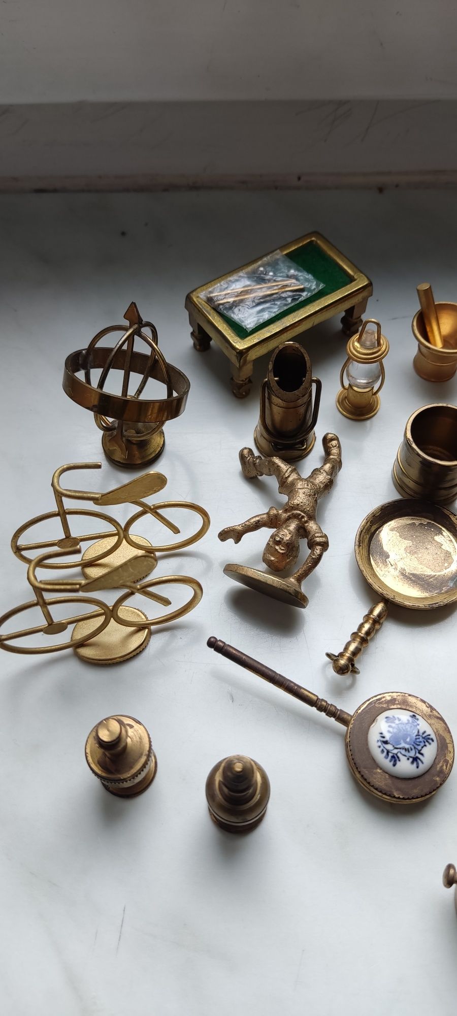Ozdobne miniatury przedmiotów z mosiądzu  zestaw