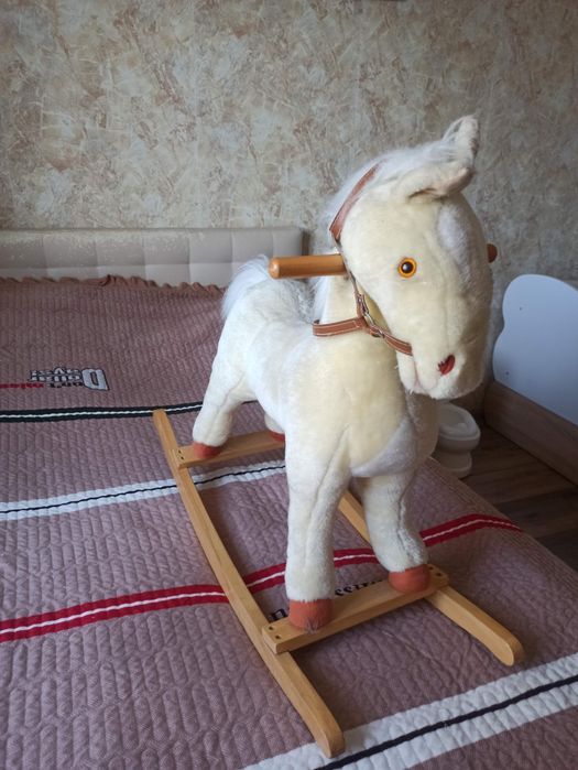 Коник -гойдалка, коник -качалка.