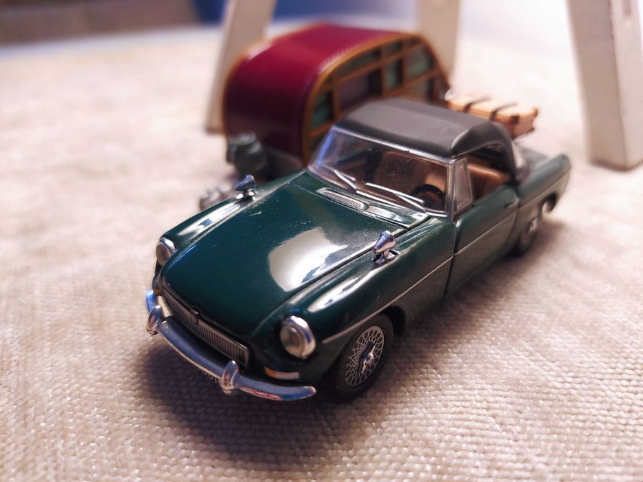 Model Hongwell MG Cabrio + Summer Coach w skali 1/43. Super stan.