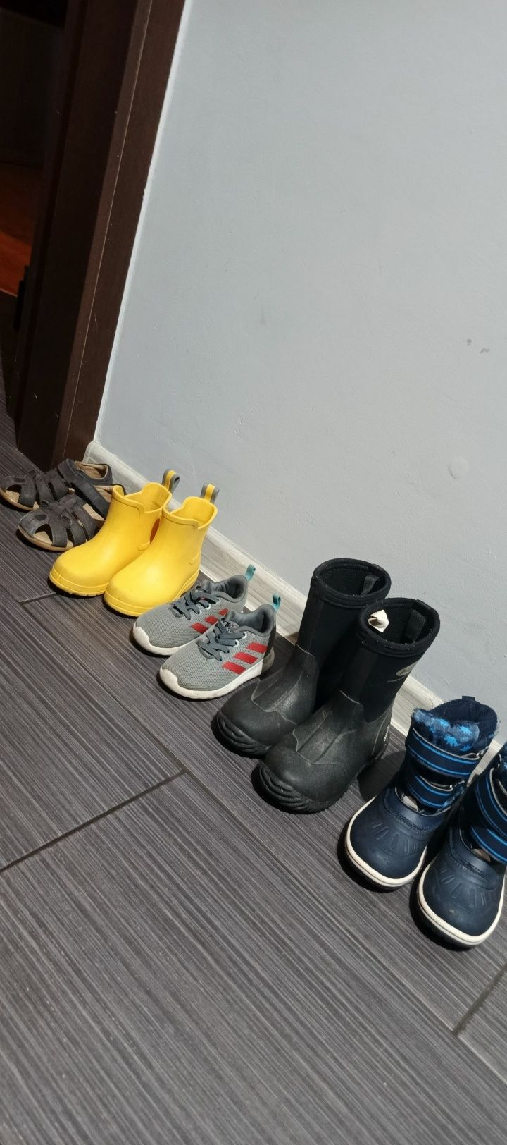 Zestaw butów 23 chłopięcych, adidasy 22 plus gratis śniegowce na 25