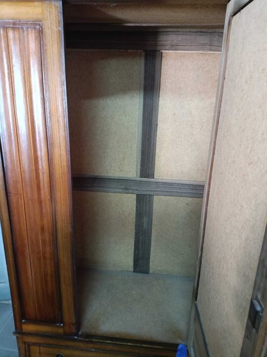 Vende- se Roupeiro antigo para desocupar