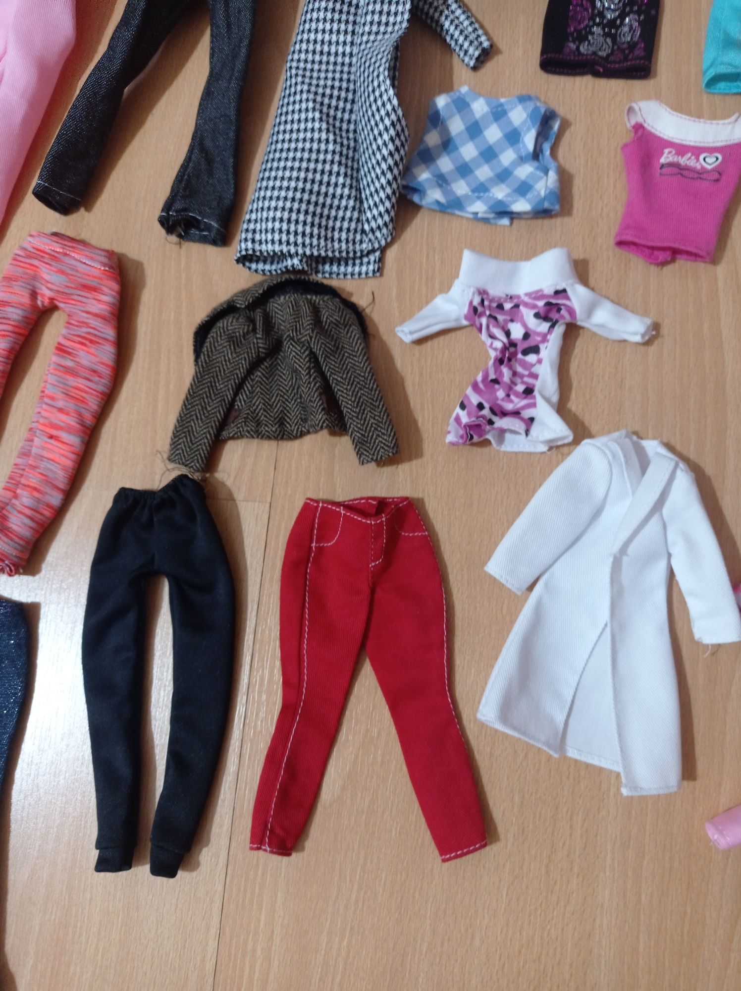 Barbie e criança + acessórios e roupas