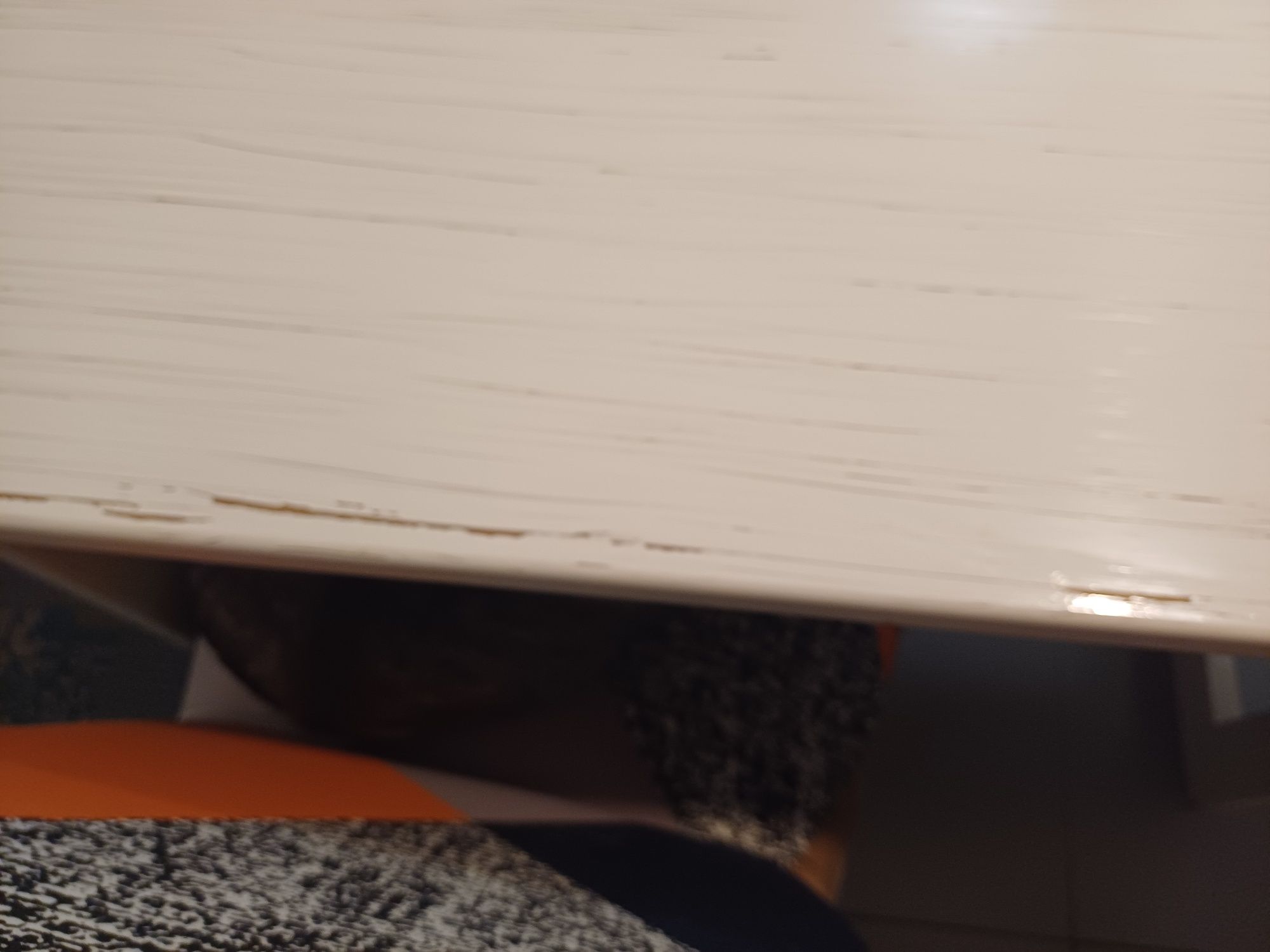 Mesa de madeira maciça, pintada de branco com efeito decapé.