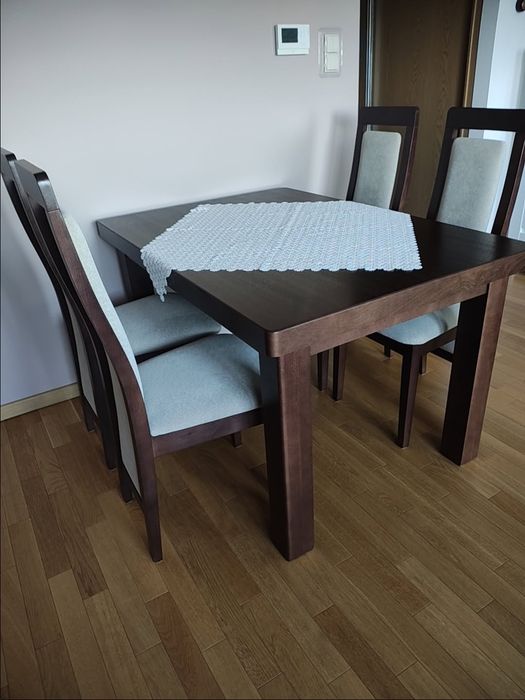 Stół drewniany z 4 krzesłami w nowoczesnym stylu.