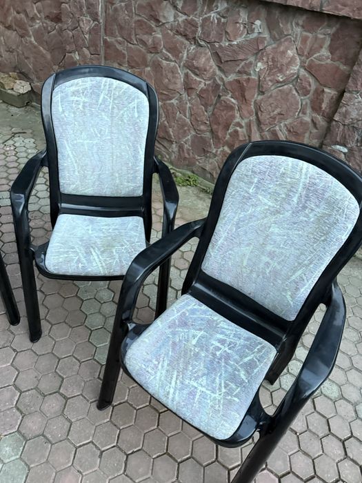 4 стільця і стіл. Для тераси.