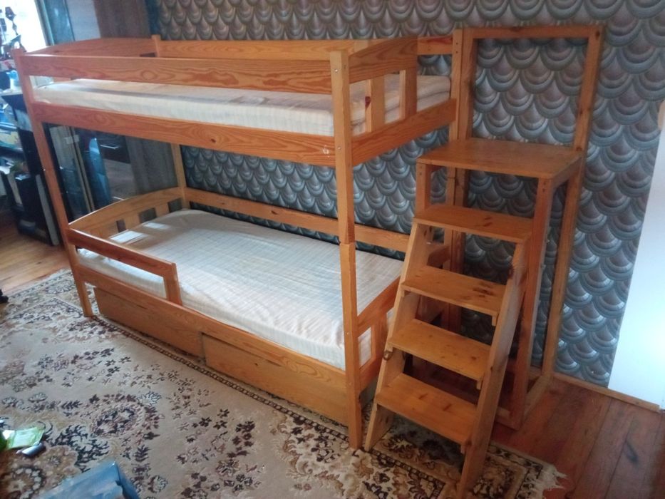 Łóżko piętrowe ze schodami.