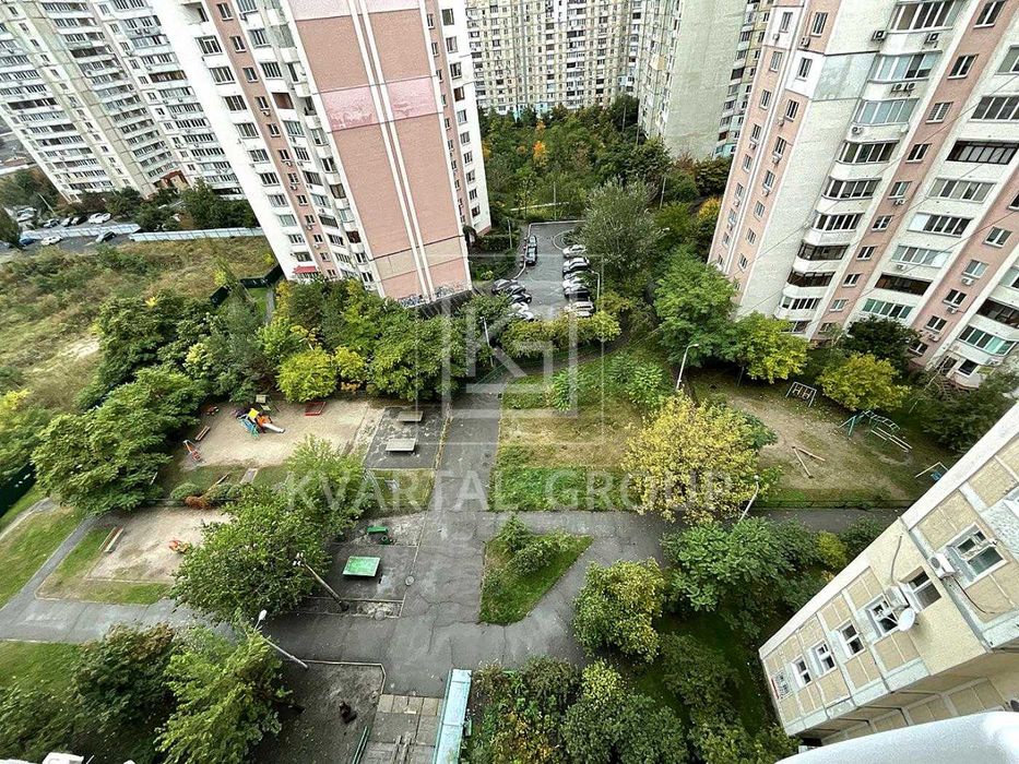 Продаж 2к квартири біля метро. Простора і тепла. Сертифікат Постанова