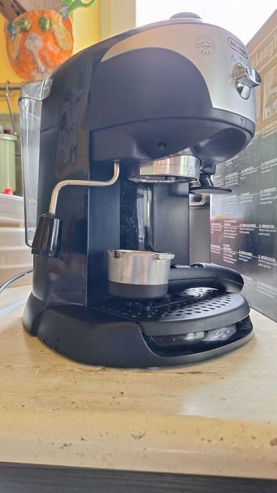 Kolbowy ekspres ciśnieniowy De'Longhi EC 221.B 1100 W czarny