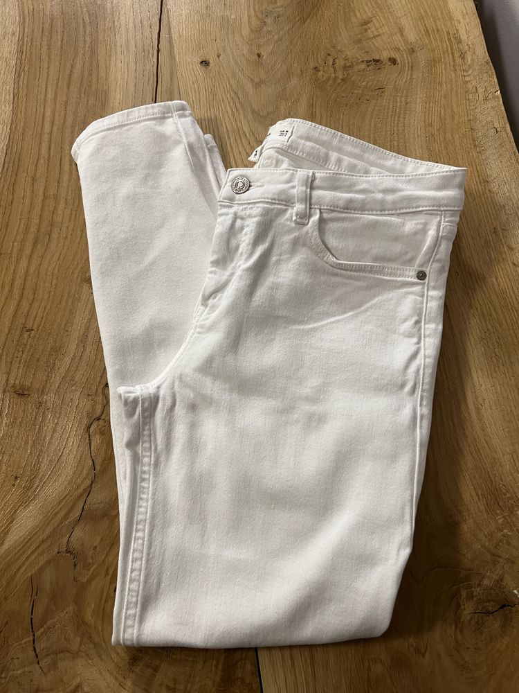 Białe spodnie skinny Mango
