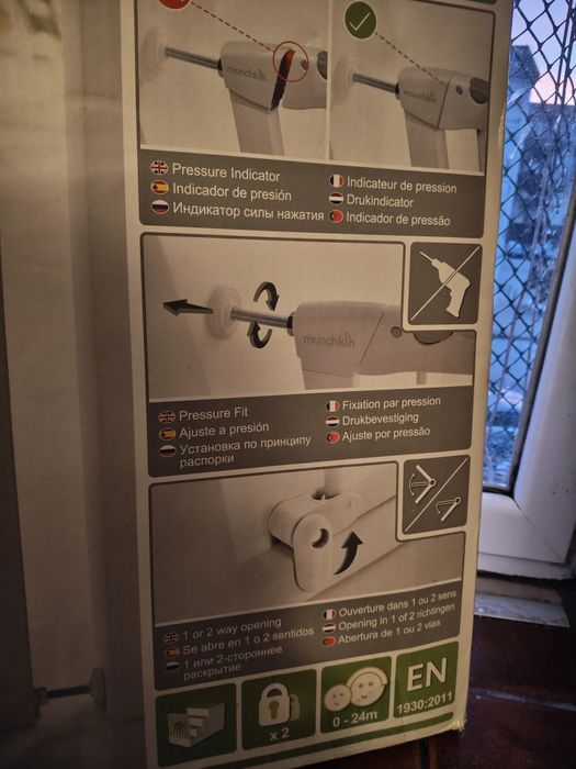 Porta de escada para bebé nova na caixa