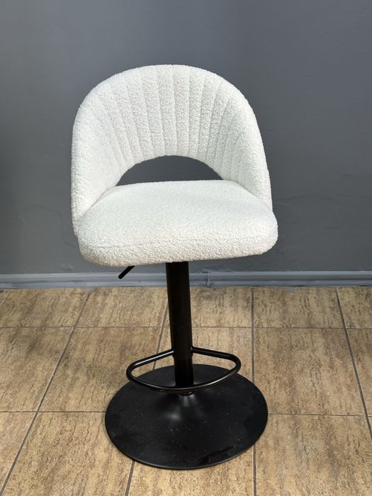 Стілець, регулюється по висоті