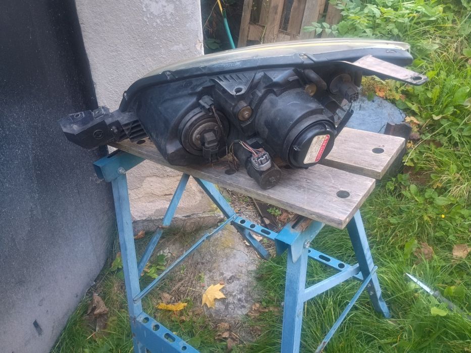 Mazda 3 lampa przednia prawa Xenon