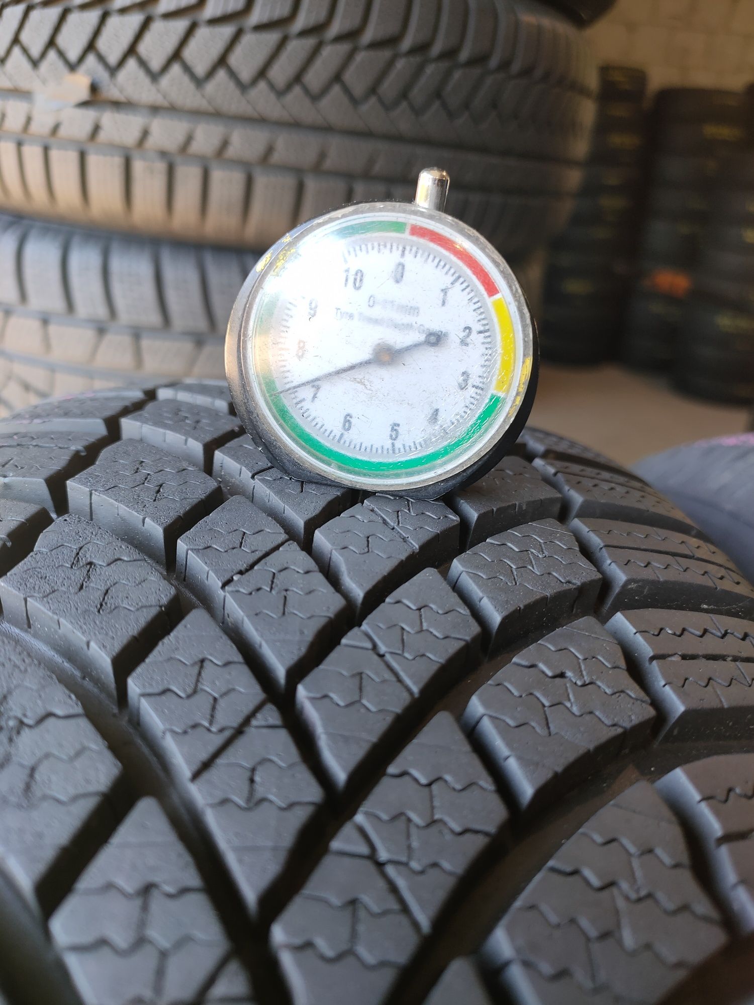 205/60r16 Bridgestone Blizzak LM005 z 2019r około 7,3mm