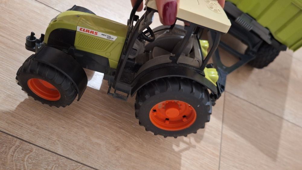 Bruder traktor z przyczepą