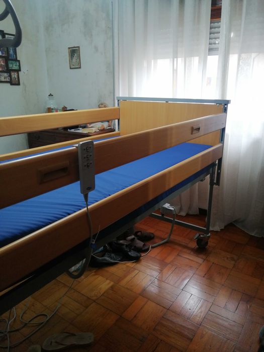 Cama elevatória elétrica Invacare e colchão antiescara. Menos 6 meses
