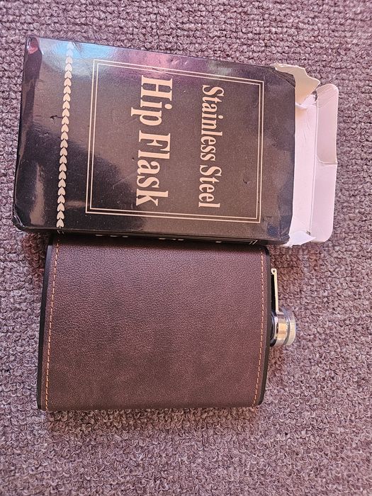 Nowa metalowa piersiówka obita skora 210 ml