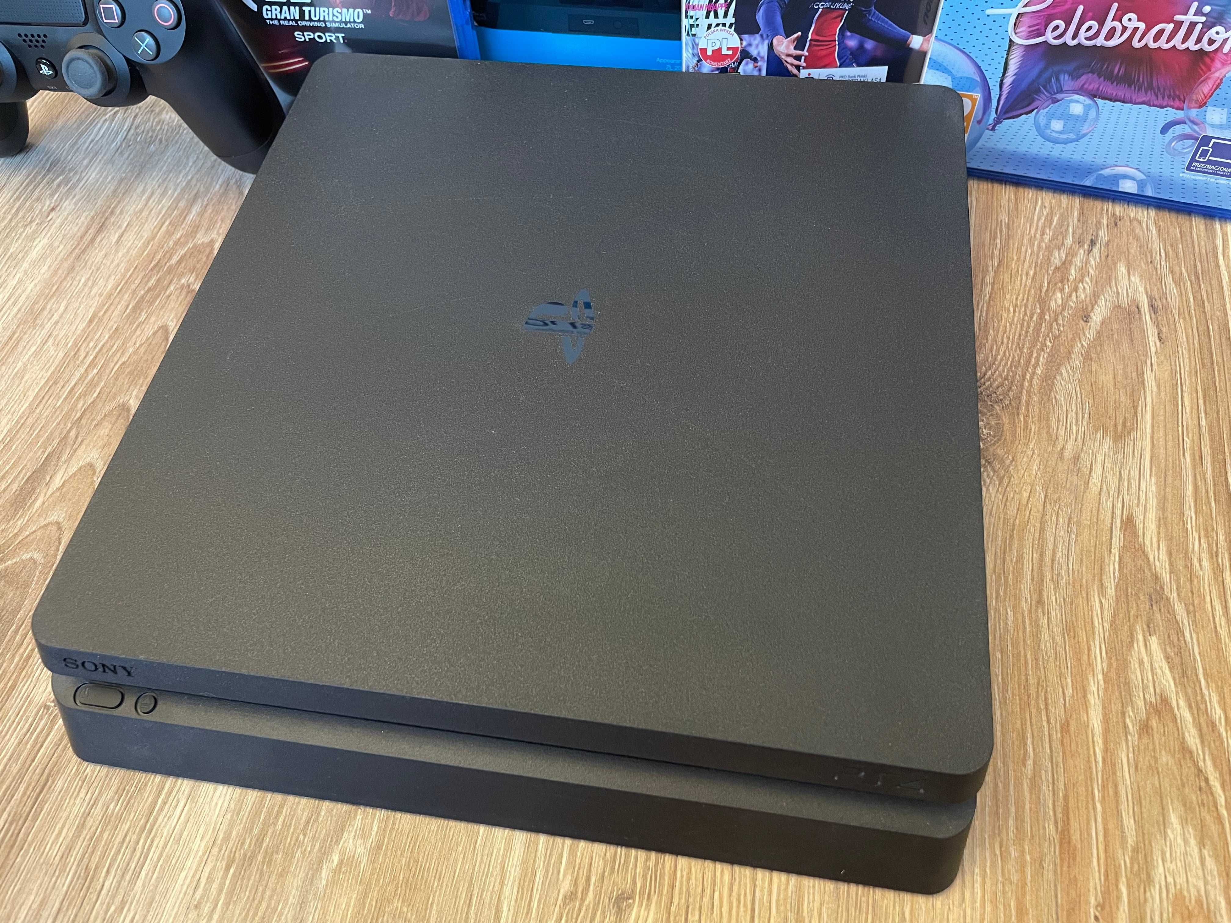 PS4 Slim 500GB + 2 pady + gry + stacja ładująco/chłodząca - stan bdb