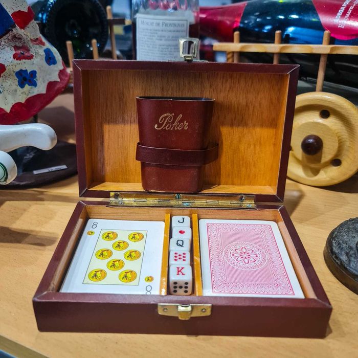 Estojo vintage “JUEGOS” – Caixa Madeira, Copo “Poker”, Baralho e Dados