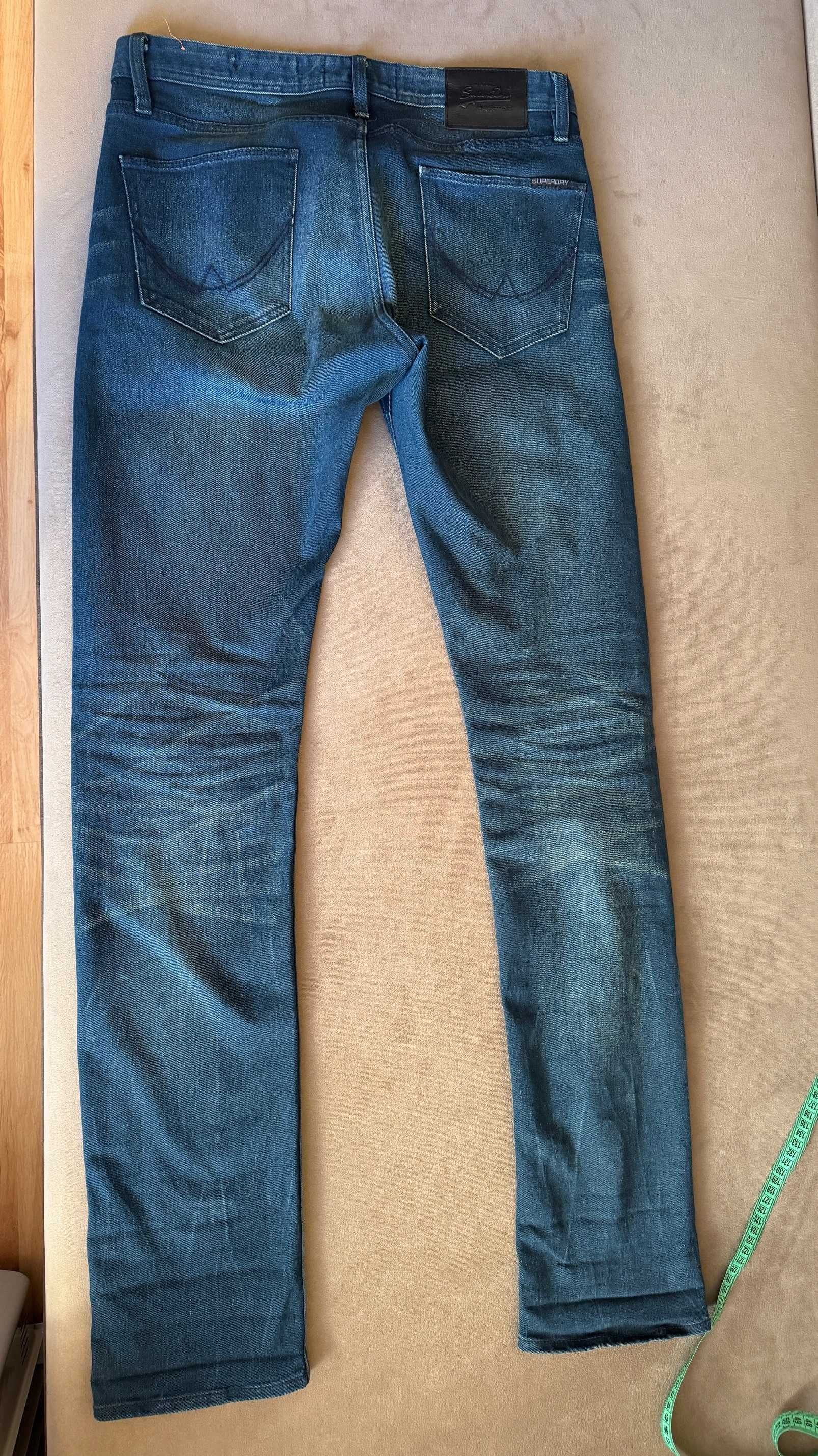 Męskie spodnie jeansowe Superdry, model Corporal.Slim, r. W32/L36