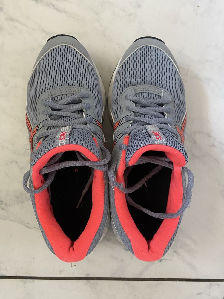 Продам оригінальні кросівки Asics 37,5  розмір