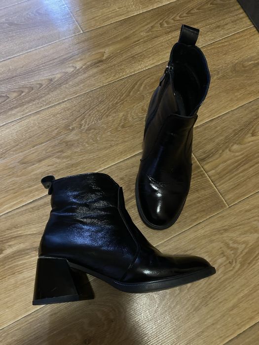 Ботінки лакові в гарному стані